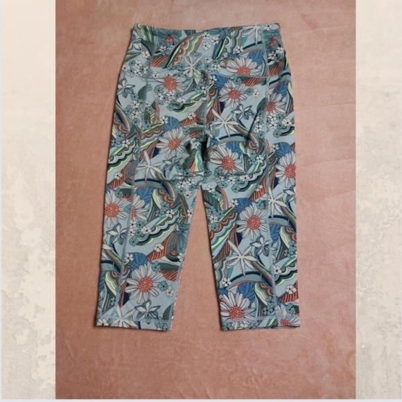 VICTORIA’S Secret Sport Women's Floral Print Knockout Capri Leggings size Medium - Picture 2 of 7